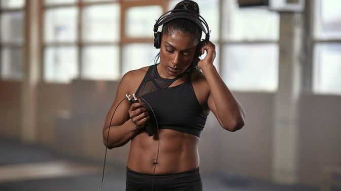 Spor salonunda arabesk müzik açan kişiyi uyarır mısınız?