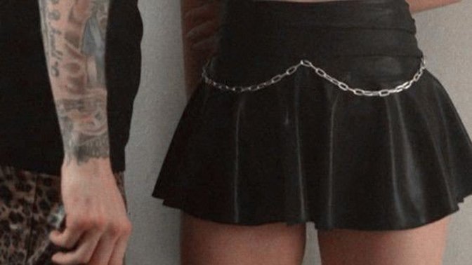 Mini etek giydiğim için sevgilim çok kızıyor, Sizce haklı mı?