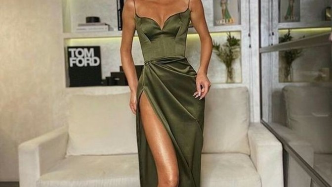Saten elbiseler seksi mi?