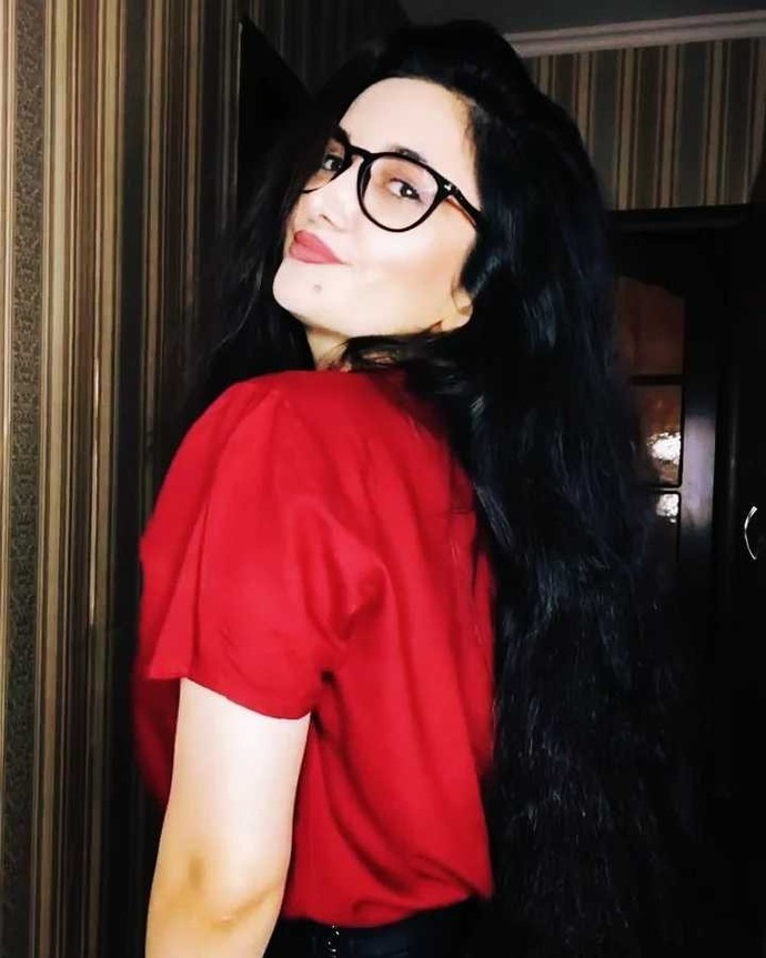 Bugün işe giderken kırmızı giydim. İş yerinde iddialı renkler giymek abes mi kaçar?