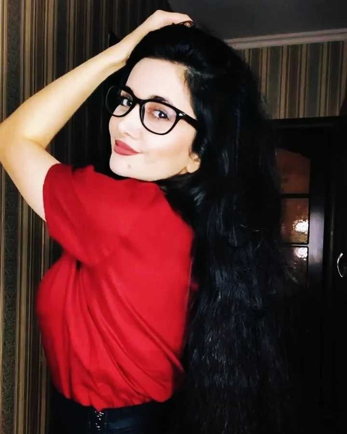 Bugün işe giderken kırmızı giydim. İş yerinde iddialı renkler giymek abes mi kaçar?