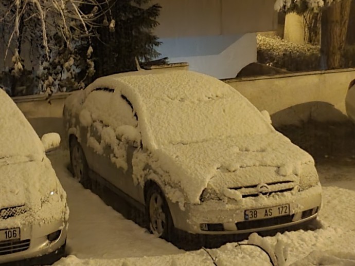 İstanbul'da kar yağışı başladı, sizin oralarda kar var mı?