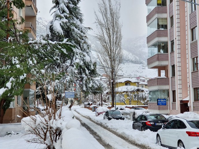 İstanbul'da kar yağışı başladı, sizin oralarda kar var mı?