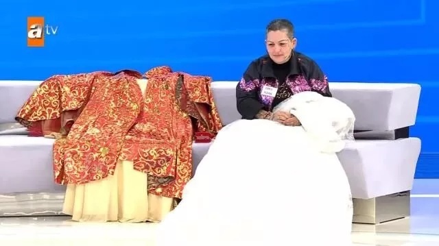 TikTokta tanışıp 1 ayda aşık olup evini satacak kadar ne içiyor bu kadınlar?