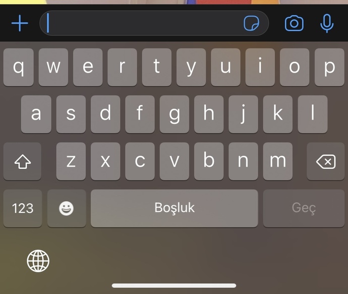 Asagidaki dunyaya benzer seyin yerine emoji tusunu nasil koyabilirim?