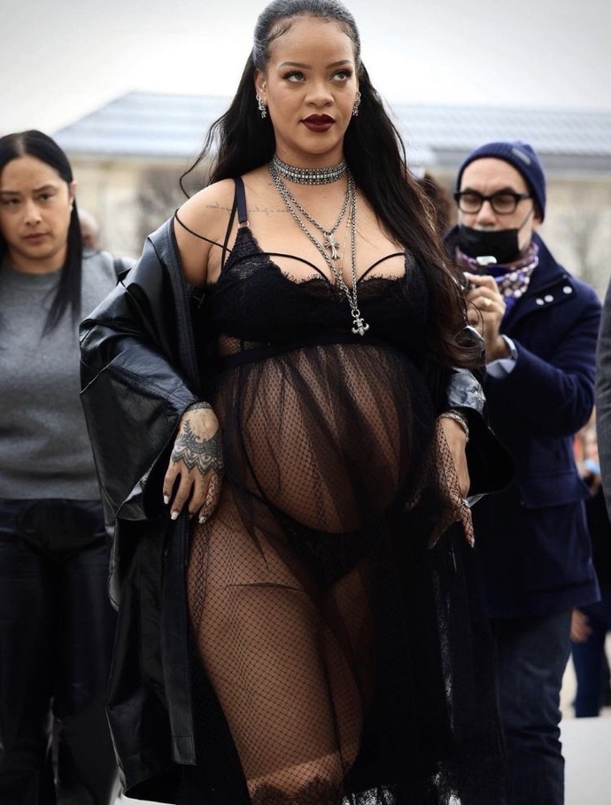 Rihanna’nın son kombini İzzet Yıldızhan ve Işın Karaca’yı isyana sürükler mi😂?