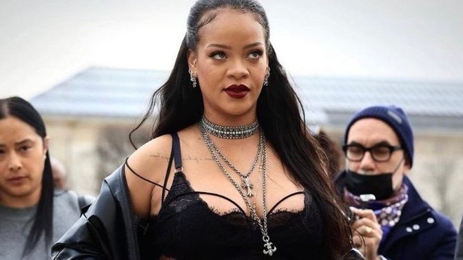 Rihanna’nın son kombini İzzet Yıldızhan ve Işın Karaca’yı isyana sürükler mi😂?