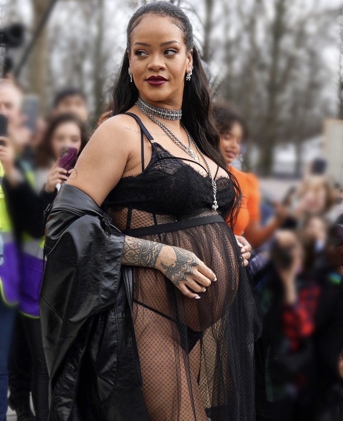 Rihanna’nın Dior defilesindeki kombinini nasıl buldunuz?