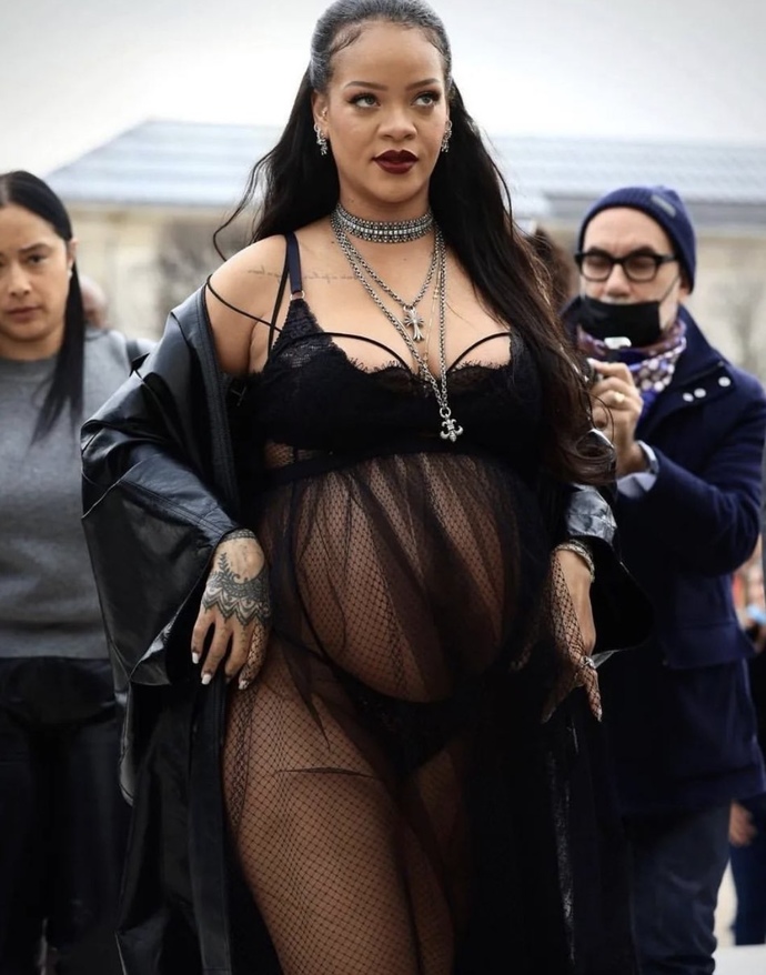 Rihanna’nın Dior defilesindeki kombinini nasıl buldunuz?