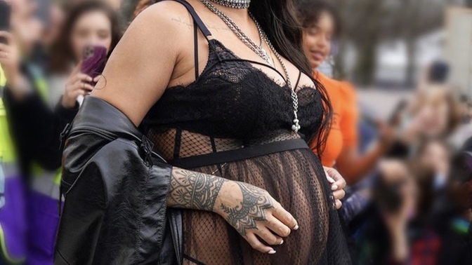 Rihanna’nın Dior defilesindeki kombinini nasıl buldunuz?