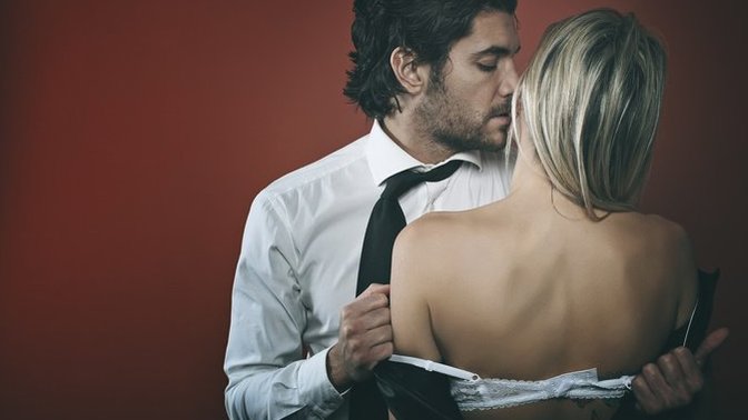 Partnerinin karşında soyunması mı daha cezbedici, kendi ellerinle soyman mı?