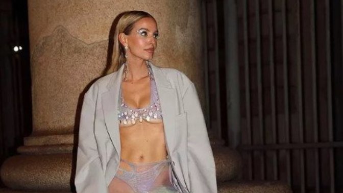 Leonie Hanne'nin giyimini çok açık bulan Demet Akalın küfürlü yorum yaptı, abartmadı mı?