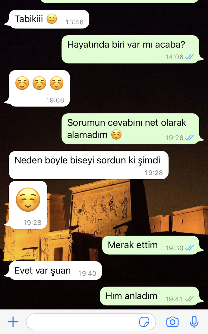 Hoşlandığım kıza hayatında biri var mı dediğimde emoji ile cevap verip sonra şuanda var demesi tuhaf değil mi?