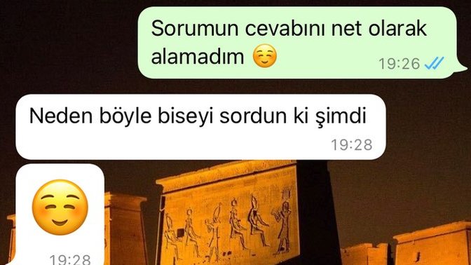 Hoşlandığım kıza hayatında biri var mı dediğimde emoji ile cevap verip sonra şuanda var demesi tuhaf değil mi?