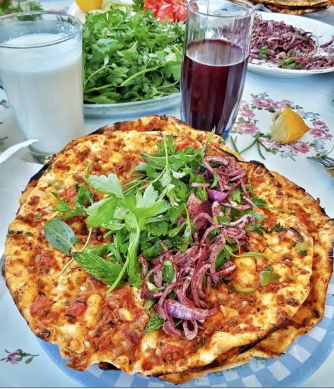 Lahmacunun yanına sence ayran mı,şalgam mı daha çok yakışıyor??