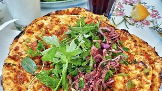 Lahmacunun yanına sence ayran mı, şalgam mı daha çok yakışıyor?