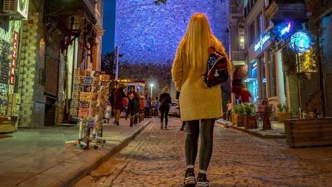 Hoşlandığım kız zorla galataya götürtü ama neden soğuk davranıyor mesajlarda?