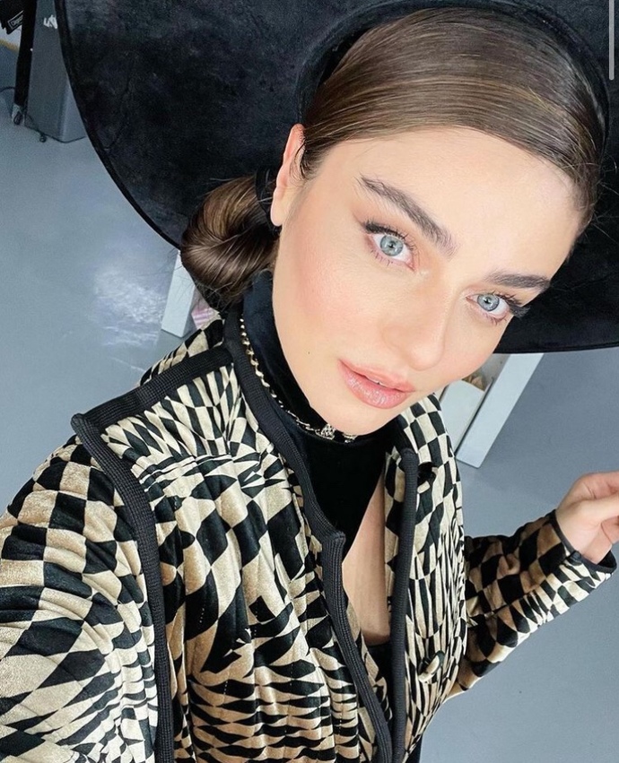 Ayça Ayşin Turan, paylaştığı fotoğrafları ile Twitterda tt oldu! Fotoğrafları beğendiniz mi?