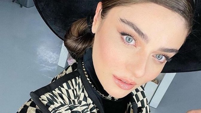 Ayça Ayşin Turan, paylaştığı fotoğrafları ile Twitter'da tt oldu! Fotoğrafları beğendiniz mi?