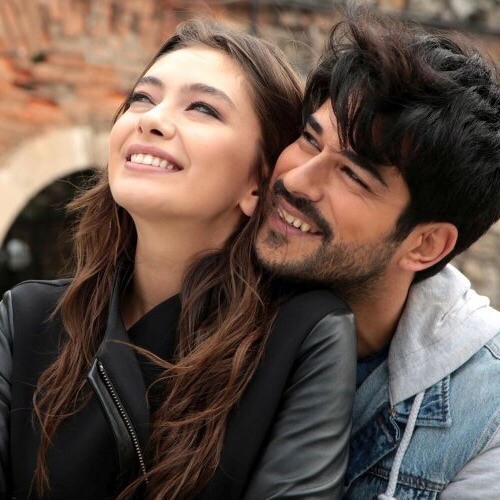 Bu adamın yanına kimi koysak oluyor sanırım😂