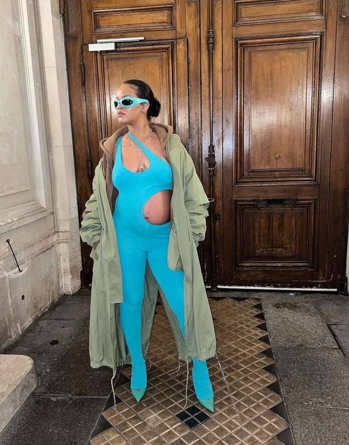 Rihannadan yeni pozlar geldi! Mavi yakışmış mı sizce?