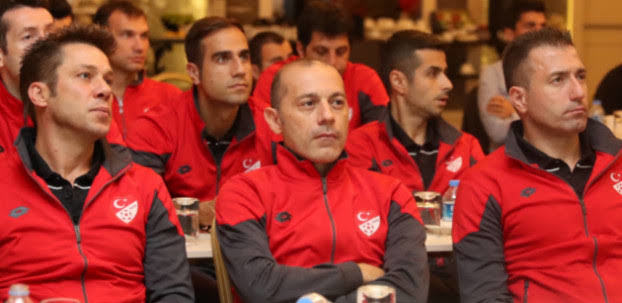 Ülkemizdeki futbol hakemlerinin maç yönetimini nasıl buluyorsunuz?
