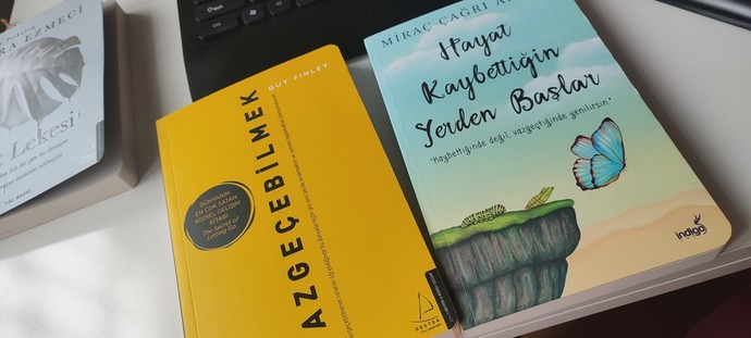 Merhaba KScanlar şu an hangi kitabı bitirdiniz, hangisi okuyorsunuz ve hangisini okuyacaksınız📚🤩☺️?
