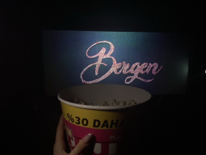 @brandygirl ve @nildatt ile Bergen filmindeyiz şu an 😍 Siz KS’den kiminle izlemek isterdiniz?