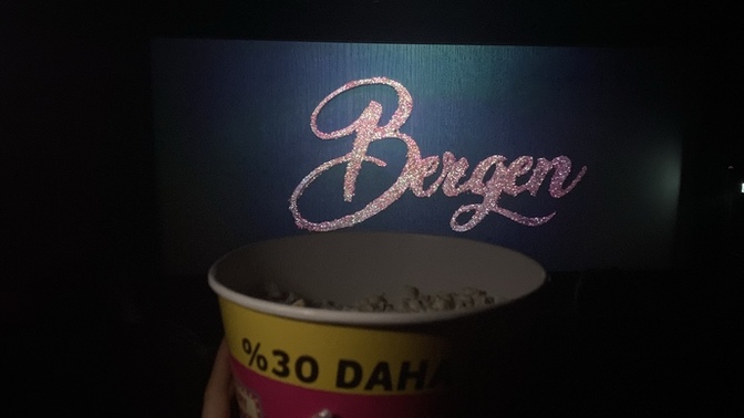 @brandygirl ve @nildatt ile Bergen filmindeyiz şu an 😍 Siz KS’den kiminle izlemek isterdiniz?