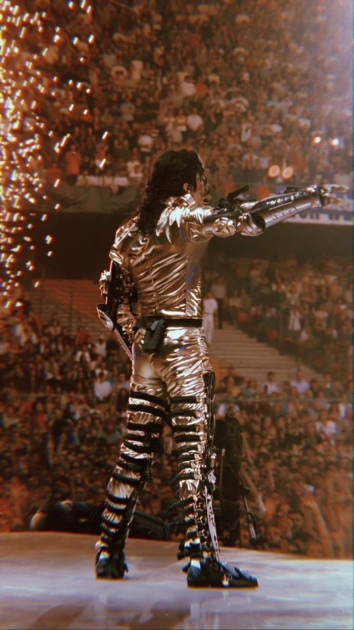 Bugün günlerden Michael Jackson olsun mu?