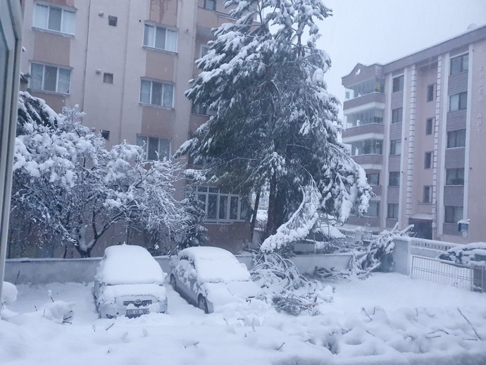 Meteoroloji, kar yağışının geri döneceğini söylüyor! Karlı yolda araba sürmekten çekinir misiniz?