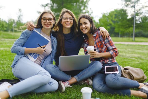 Sizce bir kadın için regl olunabilecek en sıkıntılı ortam neresidir?