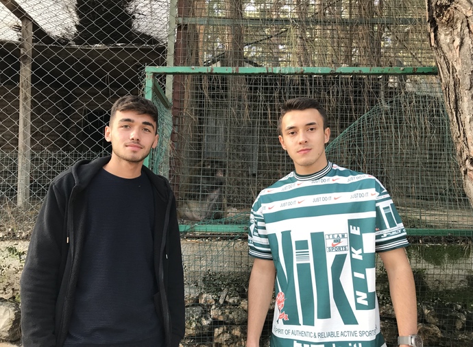 Yeşil tişörlü olan benim sizce bi kız bana bakarmı dış görünüş olarak soruyorum?
