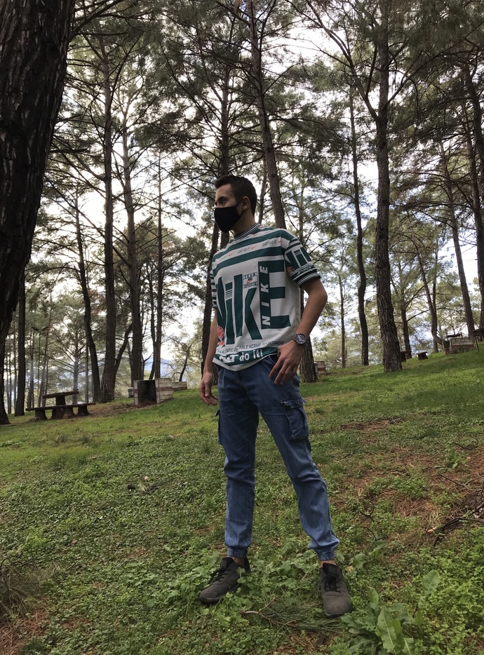 Yeşil tişörlü olan benim sizce bi kız bana bakarmı dış görünüş olarak soruyorum?