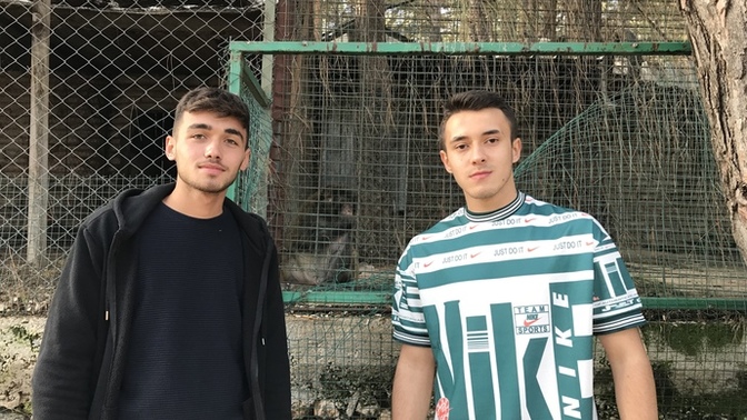 Yeşil tişörlü olan benim sizce bi kız bana bakarmı dış görünüş olarak soruyorum?
