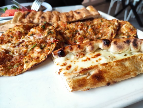 Pide elle mi, çatalla mı yenir?