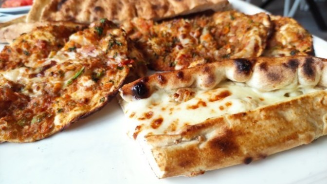 Pide elle mi, çatalla mı yenir?