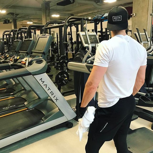 Spor salonunda bana bakmaları çok hoşuma gidiyor, spordaki fit kızlara bakar mısınız?