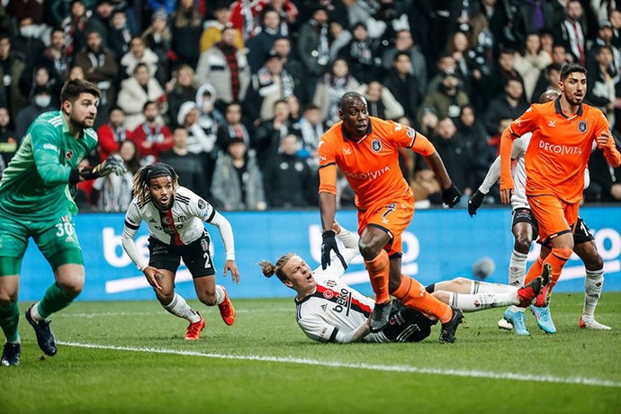 Beşiktaş 2 - 2 Başakşehir: Konuk takım üçüncü sıraya yükseldi! Maçı nasıl buldunuz?