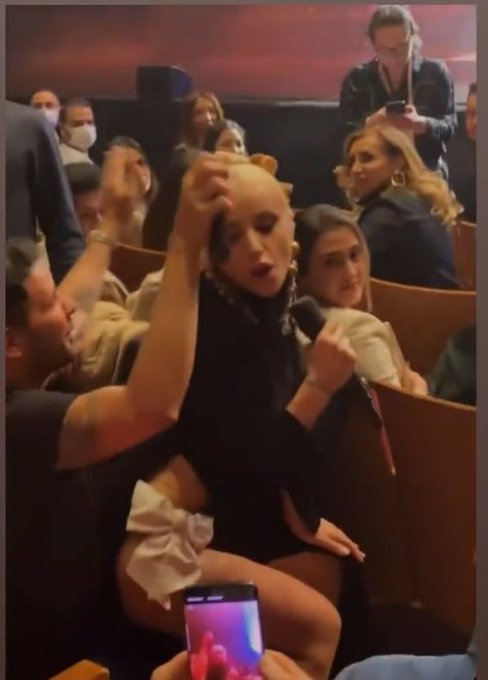 Yine Gülşen yine olay! Kucağına oturduğu seyirci, şarkıcının kalçasını tokatladı. Bu hareketler sizce gündem olmak için mi?
