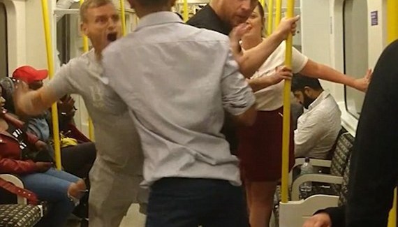 Marmaray’da öpüşen bir çift saldırıya uğradı! Siz olsaydınız kızar mıydınız?