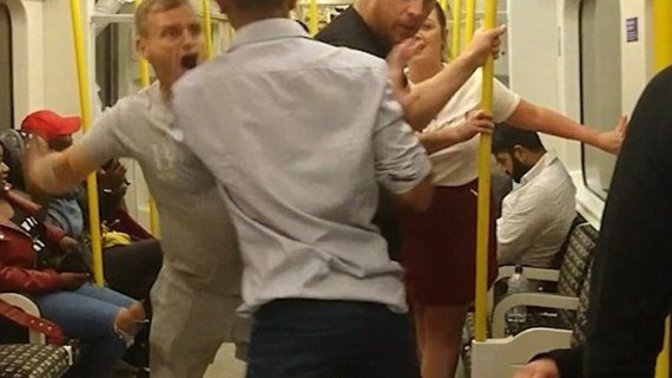 Marmaray’da öpüşen bir çift saldırıya uğradı! Siz olsaydınız kızar mıydınız?
