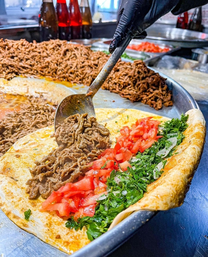 Tantuni ekmek arası mı yenir yoksa lavaş arası mı?