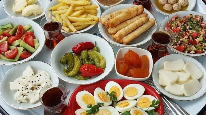 Yer sofrasında mı yemek yemek daha rahat yoksa masada mı? Yer sofrasında yemek yiyor musunuz?