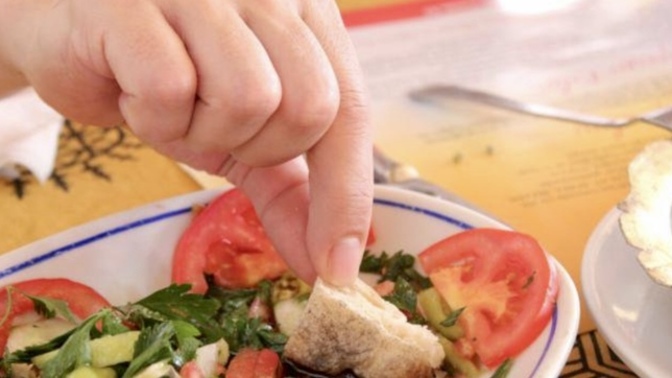 Salatanın suyuna ekmek banmak sizce görgüsüzlük mü?