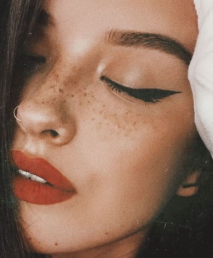 Makyaj yaparken doğru eyeliner çekmek gibi başka zor olan ne var?