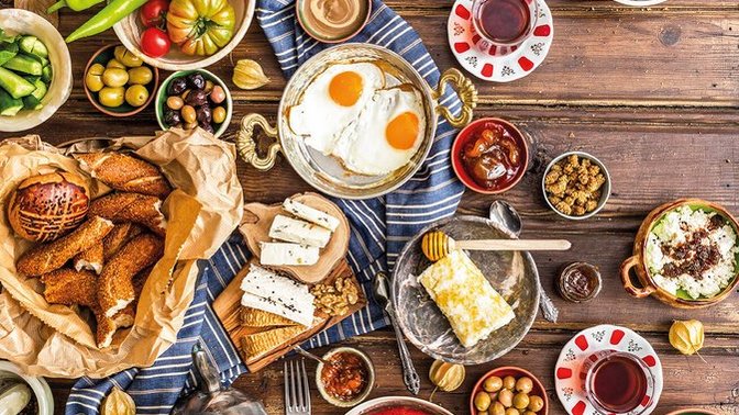 Akşam yemeğinde kahvaltı yapar mısınız?