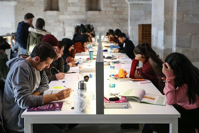 Üniversite arkadaşlıkları daha mı kalıcı oluyor?