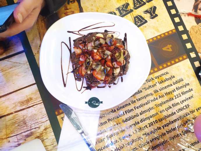 Erkek arkadaşımla kafeye gittik, bir tane waffle söyledi. İlk buluşmada cimrilik yapılır mı?