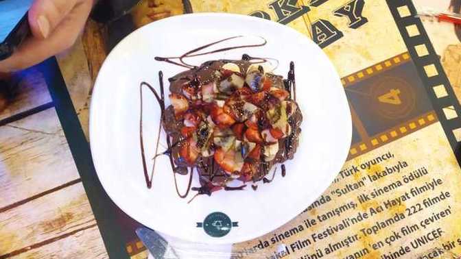 Erkek arkadaşımla kafeye gittik, bir tane waffle söyledi. İlk buluşmada cimrilik yapılır mı?